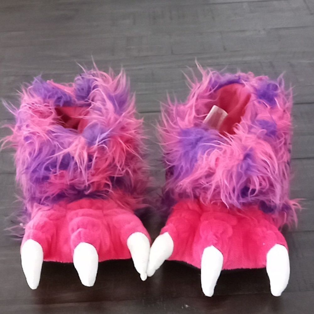 Dinosaur slippers never worn you with no tags perfect condition size small kids
